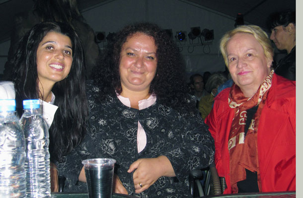 От дясно на ляво, Светлана Тилкова и зам.-кметът по социалните въпроси г-жа Албена Атанасова