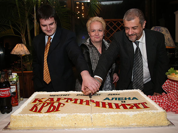 Синът Мартин, Алена и съпруга й Андрей разрязват празничната торта