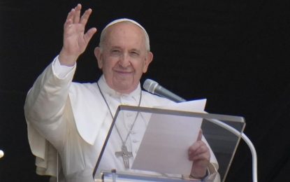 Врана и чайка наказаха папа Франциск